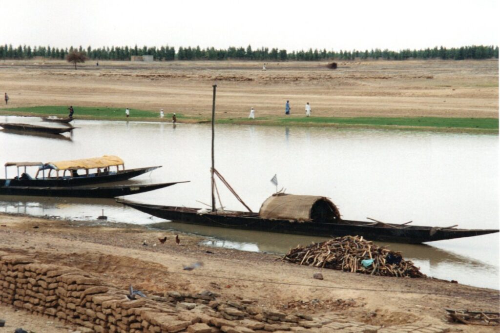Transport de bois par pirogue sur le fleuve Niger jusqu'aux régions désertiques du Mali comme ici celles de Tombouctou - Collection Claude Lebahy
