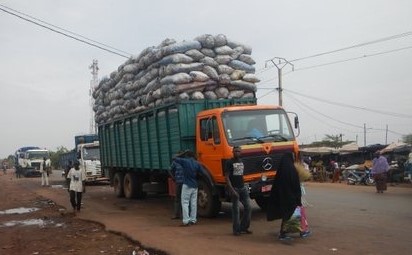 Transport de charbon de bois. Photo : Montagne