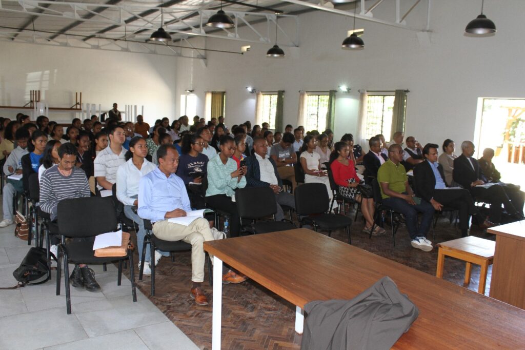 le 14 novembre 2015, le Laboratoire de recherche Environnement - Décentralisation et Aménagement du Territoire de la Mention Géographie – Université d’Antananarivo a organisé une journée de réflexion sur le « bilan des aires protégées 1990-2025 à Madagascar » à l’Enceinte Soanala – Ambatobe.